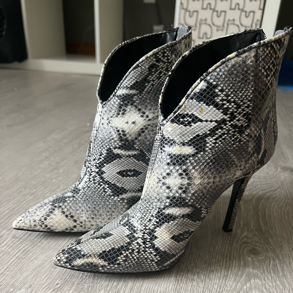 Sexy snakeskin boots. Made in italy. High quality